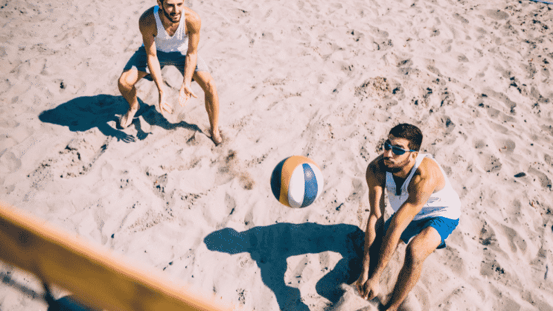 homens praticando vôlei de praia