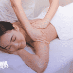 mulher fazendo massagem