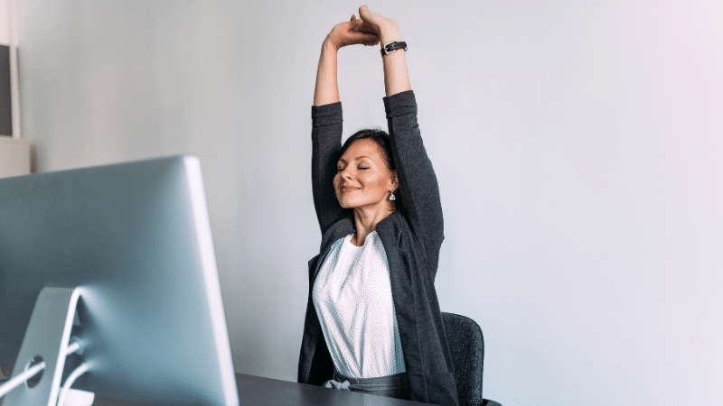 alongamento para melhorar a postura no trabalho