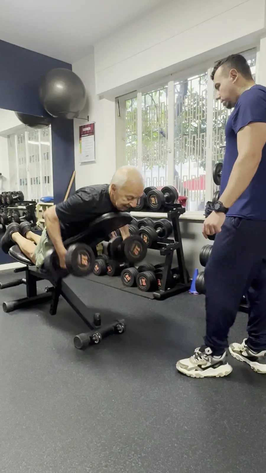 Professor acompanhando aluno no treino funcional em Higienópolis