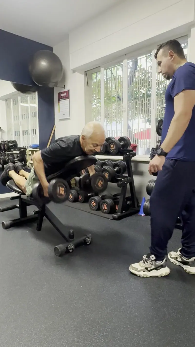 Professor acompanhando aluno no treino funcional em Higienópolis