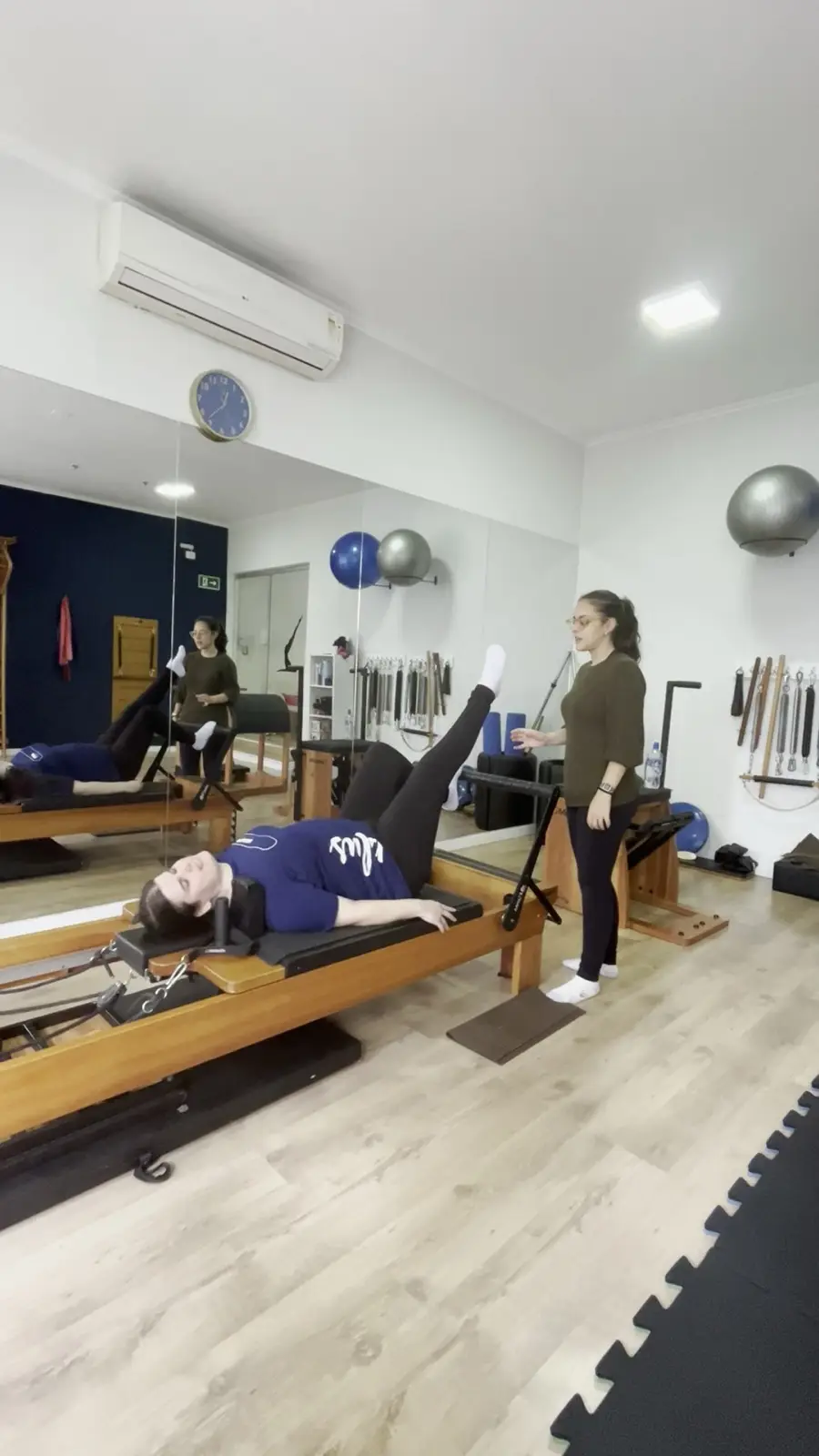 Aula de Pilates no Jardins com professora acompanhando turma pequena
