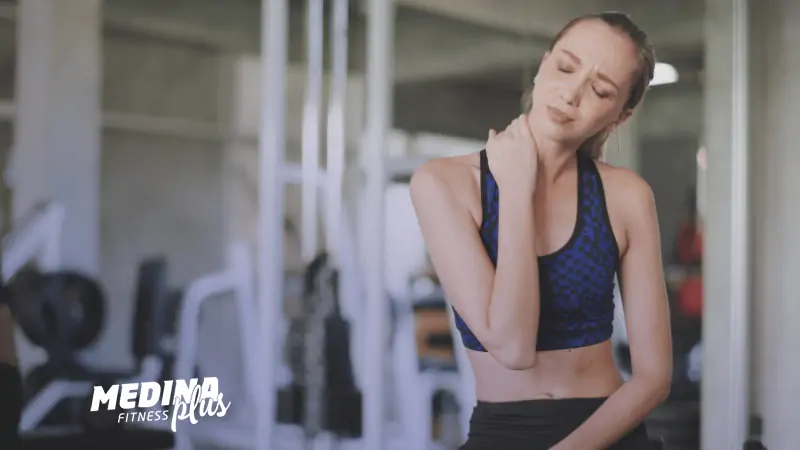 moça com dor muscular depois do treino