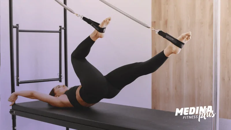capa treinar melhora a disposição moça no pilates