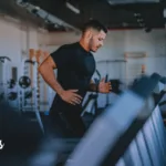 capa corrida ou caminhada homem correndo na esteira